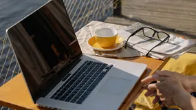 Pracownik chce „podrasować” długi weekend 11 listopada. Lewe L4 może kosztować cały zasiłek, a laptop na wyjeździe nawet pracę