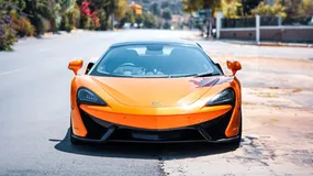 Dziura w drodze zrujnowała budżet gminy. Wystarczyło, że w wyrwę wpadł McLaren