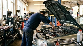 Mechanik naprawił coś bez pytania? Jeden przepis zwalnia cię z dopłaty