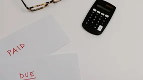 Spóźniony przelew od klienta może kosztować go 13,75 proc. plus 100 euro. Mało który przedsiębiorca to wykorzystuje