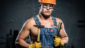 Udaje hydraulika, gdy mąż wraca z Niemiec. Odzież robocza z Vinted nie uchroni przed rozwodem z orzeczeniem o winie
