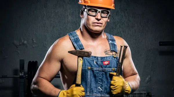 Udaje hydraulika, gdy mąż wraca z Niemiec. Odzież robocza z Vinted nie uchroni przed rozwodem z orzeczeniem o winie