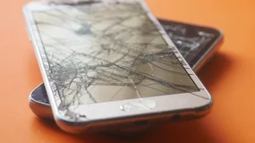 Telefon spadł na chodnik? Na rękojmię nie ma co liczyć, ale nowe przepisy coś zmieniają