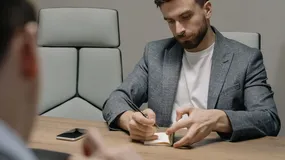 Najpierw zaangażowanie, potem pensja. Tak chce rekrutować znany youtuber i przedsiębiorca