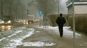 Mandat dla pieszego za brak odblasku to najmniejszy problem. Prawdziwe konsekwencje są dużo poważniejsze
