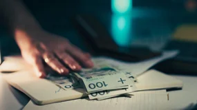 Pożyczył 5000 zł, a w umowie znalazł 7700 zł. 2700 zł poszło na pakiet medyczny, którego nie chciał