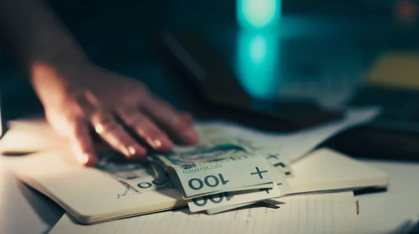 Pożyczył 5000 zł, a w umowie znalazł 7700 zł. 2700 zł poszło na pakiet medyczny, którego nie chciał