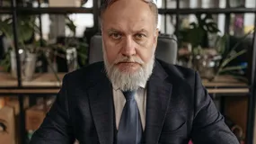 Emeryt może zarabiać bez limitu, ale pod jednym warunkiem. Wiele osób dowiaduje się o nim za późno