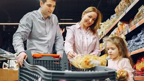 Marki własne Biedronki i Lidla – kto je produkuje? Za wieloma stoją znani producenci
