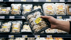 Kupiłem przeterminowane pierogi. Sprawdziłem, co za to grozi sklepowi