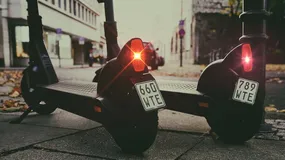 Jeżdżę hulajnogą elektryczną i chcę dla niej tablic rejestracyjnych. Nie rozumiem, dlaczego to jeszcze nie obowiązuje