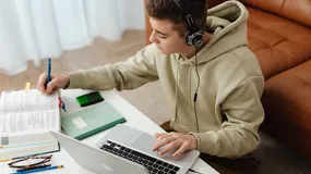 Internet w wynajmowanym mieszkaniu: jak nie zostać z umową dłuższą niż najem?