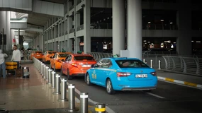 Ceny parkingu na lotniskach są iście szalone. Jeśli przyjeżdżasz po pasażera, lepiej zrób to w ostatniej chwili