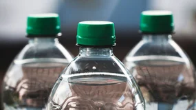 Mam w ręku plastikową butelkę wody mineralnej bez kaucji. To wciąż możliwe