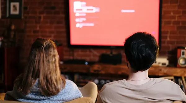 Kupują używany film na Allegro za 49,90 zł, oglądają i odsyłają. Tak ogrywany jest program Smart