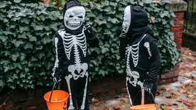 Używany strój Batmana za 99,99 zł, a nowy za 54,99 zł. Na Allegro kwitnie „wypożyczalnia” na Halloween
