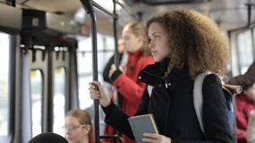 Nawet 1000 funtów kary za puszczanie muzyki w autobusie w UK. Ale w Polsce też można dostać mandat