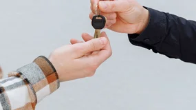 Kupujemy auto w internecie, ale kluczyki chcemy dostać do ręki. Co z prawami kupującego