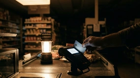 Zapłacisz kartą za zakupy nawet podczas blackoutu lub awarii internetu. Mastercard zmienia zasady