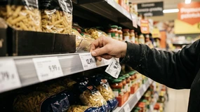 Mit o masowych zwolnieniach upada. Za podwyżkę płacy minimalnej zapłacimy w sklepach